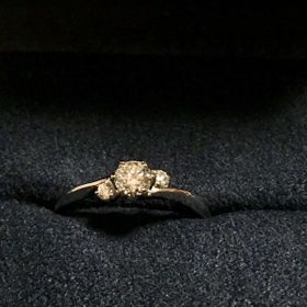 【ラザール ダイヤモンド(LAZARE DIAMOND)の口コミ】 センターのダイヤの横にメレダイヤが付いているデザインで探していました…