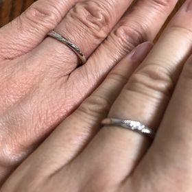 【GALA JEWELRY(ガラジュエリー)の口コミ】 妻の方はメレダイヤが入っているデザインで私の方はミル打ちのデザインが…