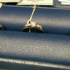 【銀座ダイヤモンドシライシの口コミ】 センターのダイヤの横に2つずつメレダイヤが配置されているデザインです。…