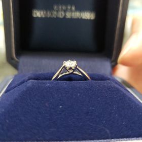 【銀座ダイヤモンドシライシの口コミ】 シンプルだけど繊細な部分までこだわりが見え、素敵な指輪です。
二人が手…