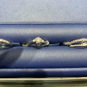 【銀座ダイヤモンドシライシの口コミ】 細めで婚約指輪と結婚指輪を重ね付けしたときの雰囲気が気に入ったデザイ…