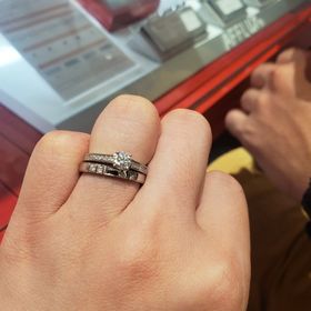 【AFFLUX(アフラックス)の口コミ】 デザインがシンプルだけどダイヤで華やかさもありオシャレで、婚約指輪を…