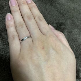 【銀座ダイヤモンドシライシの口コミ】 デザインがシンプルだけど、少し形が変わっているもの、女性の方はダイヤ…