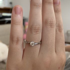 【アイプリモ(I-PRIMO)の口コミ】 真ん中のダイヤとその周りの散りばめられたダイヤの雰囲気がとても良くフ…