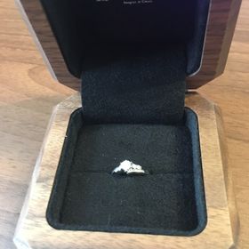 【TANZO.(鍛造指輪)の口コミ】 ゆるやかなS字のカーブで指が綺麗に細く見え、メレダイヤで真ん中のダイヤ…