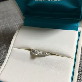 【銀座ダイヤモンドシライシの口コミ】 メレダイヤが入っているタイプで探していました。
メインの真ん中のダイヤ…