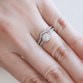 【AHKAH(アーカー)の口コミ】 エンゲージリングのダイヤは高さがなく、普段使いしやすいデザインです。
…