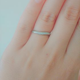 【4℃ BRIDAL(ヨンドシーブライダル)の口コミ】 さりげなくダイヤモンドが入っているところと
ウェーブのデザインが気に入…