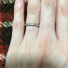 【NINA RICCI(ニナリッチ)の口コミ】 ダイヤが１つだけ付いていて内側がピンクゴールドのデザインがとても気に…