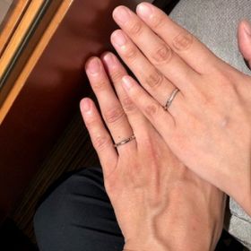 【銀座ダイヤモンドシライシの口コミ】 シンプルですが、ウェーブがあるので指がきれいに見えるところが気に入り…