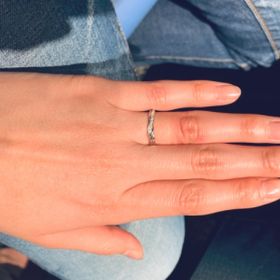 【エクセルコダイヤモンド(EXELCO DIAMOND)の口コミ】 個性的なデザインの指輪を探しており、ウェーブが入っているものかV字のも…