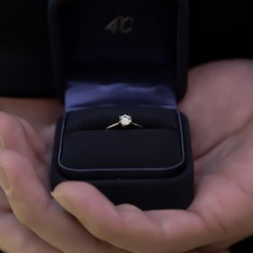 【4℃ BRIDAL(ヨンドシーブライダル)の口コミ】 装着時のフィット感や
結婚指輪との組み合わせ
が他のブランドに比べて魅…