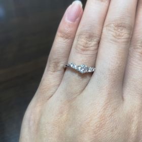 【アイプリモ(I-PRIMO)の口コミ】 婚約指輪は彼が石から選んでくれました。私がキラキラが好きなので石が輝…