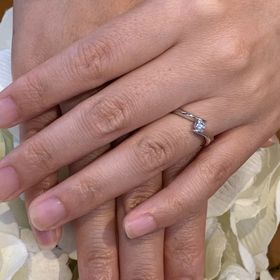 【ジュエリー東京の口コミ】 枠の中にダイヤが挟まっているデザインご気に入りました。爪でダイヤモン…