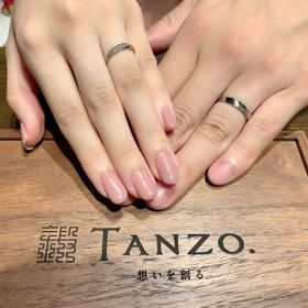 【TANZO.(鍛造指輪)の口コミ】 フルオーダーでお願いしました。
新郎側は男性らしいホワイトシルバー、新…