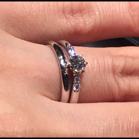 【ラザール ダイヤモンド(LAZARE DIAMOND)の口コミ】 輝き。その一点が突出していたからです。指輪のリング部分のデザインもも…