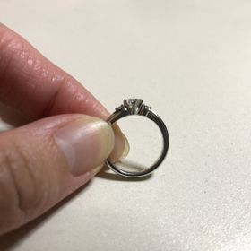【アイプリモ(I-PRIMO)の口コミ】 指輪のデザインは人目で気に入りました。
ダイヤモンドがキラキラしていて…