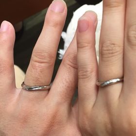 【銀座ダイヤモンドシライシの口コミ】 初めて指輪を見に行き、その場で購入を決断しました。店員さんが指の形に…