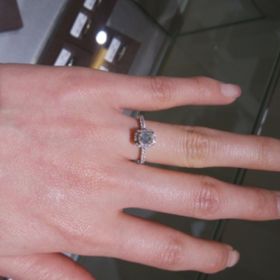 【ORECCHIO(オレッキオ)の口コミ】 センターの大きめのエメラルドカットのダイヤモンドが目立つ存在感のある…