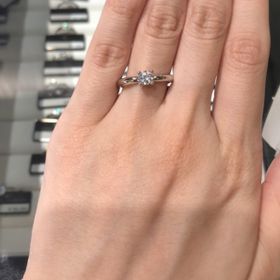 【ラザール ダイヤモンド(LAZARE DIAMOND)の口コミ】 丸みを帯びたぷっくりとしたデザインがとても気に入りました。
また、指輪…