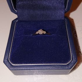 【銀座ダイヤモンドシライシの口コミ】 指輪選びに何件か回っているうちに、ダイヤモンド1石プラス両側にメレの付…