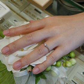 【Mariage ent(マリアージュエント)の口コミ】 メレが片側に1石と2石のデザインが可愛らしい。
婚約指輪としてだけでなく…