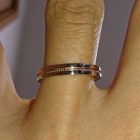【アイプリモ(I-PRIMO)の口コミ】 指輪の決めては、ハートのミグ打ちが指輪の全周をぐるっと一周途切れるこ…
