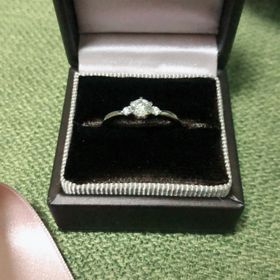 【アイプリモ(I-PRIMO)の口コミ】 とても可愛く、メインのダイヤの横に小さいダイヤが両サイドにあるので、…