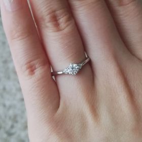 【銀座ダイヤモンドシライシの口コミ】 ダイヤがとても綺麗です。メインのダイヤを決めた後、リングのデザインを…