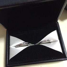 【エクセルコダイヤモンド(EXELCO DIAMOND)の口コミ】 普段つけられるようにシンプルなデザインのものを探してました。正直、ど…