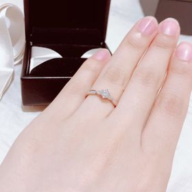 【エクセルコダイヤモンド(EXELCO DIAMOND)の口コミ】 デザインがすこく好みでした！
メレダイヤに向けてプラチナが細くなってい…