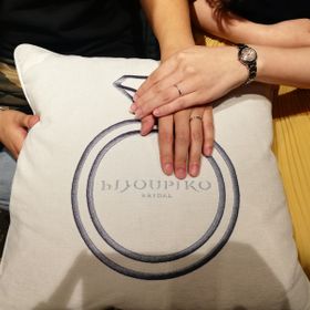 【ひなの口コミ】 プラチナで細めのデザイン。軽くて着け心地が良いです。女性用はV字で指が…