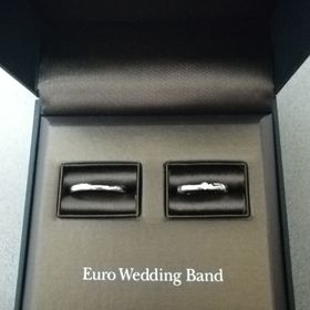 【EURO WEDDING BANDの口コミ】 お互いに、シンプルな物と流行りのカラーの入ったもので迷っていたのです…