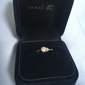 【canal4℃(カナルヨンドシー)の口コミ】 プロポーズのときにサプライズでプレゼントされました。誕生石のダイヤモ…