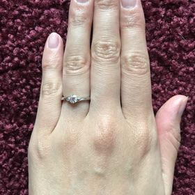 【アイプリモ(I-PRIMO)の口コミ】 真ん中に大きいダイアがついていてその横に小さいダイアがついていて、指…