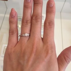 【銀座ダイヤモンドシライシの口コミ】 ６本爪で横がサイドに3石ありました。デザインが良かったです。商品ライン…