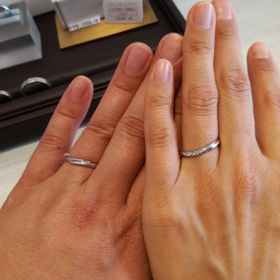 【JEWELRY  KAMATA(ジュエリーかまた)の口コミ】 斜めにダイヤが並んでいるようなデザインに惹かれました。ウェーブになっ…