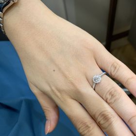 【ラザール ダイヤモンド(LAZARE DIAMOND)の口コミ】 真ん中のダイヤモンドをぐるっと囲っているデザインが気に入りました。
リ…