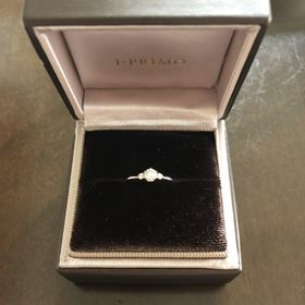 【アイプリモ(I-PRIMO)の口コミ】 派手すぎずシンプルでありつつも、両サイドのダイヤが中心のダイヤを引き…