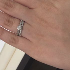 【LUCIE(ルシエ)の口コミ】 センターのダイヤはそのままですが、サイドの部分は多少アレンジしており…