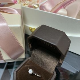 【アイプリモ(I-PRIMO)の口コミ】 プロポーズ用の婚約指輪だったんですが、ダイヤモンドが1番綺麗に見えるこ…