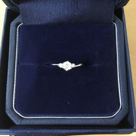 【銀座ダイヤモンドシライシの口コミ】 爪の部分がダイヤモンドを包み込むようになっているデザインが気に入りま…