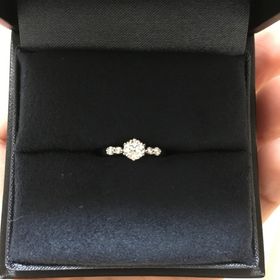 【ラザール ダイヤモンド(LAZARE DIAMOND)の口コミ】 ストレートで華奢なデザインが自分の指にしっくりきたので、その中から好…