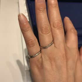【銀座ダイヤモンドシライシの口コミ】 いまの流行りのウェーブ型は指の付け根にぴったりと沿うようにつけられる…