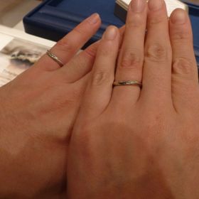 【銀座ダイヤモンドシライシの口コミ】 曲線がしっかりとしている印象で、指にはめた際に細身の指輪と比較すると…