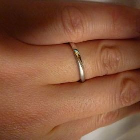 【4℃ BRIDAL(ヨンドシーブライダル)の口コミ】 4℃のアクアニティの中の商品で、やや細身でつけ心地が柔らかく、指輪をつ…