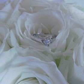 【ショーメ(CHAUMET)の口コミ】 一目で「エンゲージリング」と分かる正統派の立爪タイプで、ダイヤの映え…