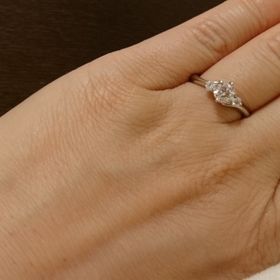 【エクセルコダイヤモンド(EXELCO DIAMOND)の口コミ】 手が小さく指が短いため、カーブのかかった指輪を探していました。
この指…