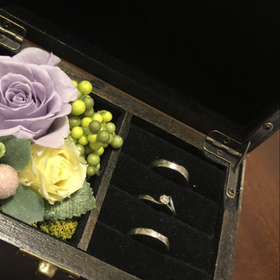 【杢目金屋(もくめがねや)の口コミ】 決め手は、ダイヤと木目調の指輪です。
さくらダイヤと木目調の指輪を彼女…