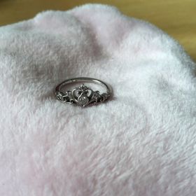 【ケイウノ ブライダル(K.UNO BRIDAL)の口コミ】 なるべく20万円以内で可愛らしく、できれば普段でも使えるデザインのもの…